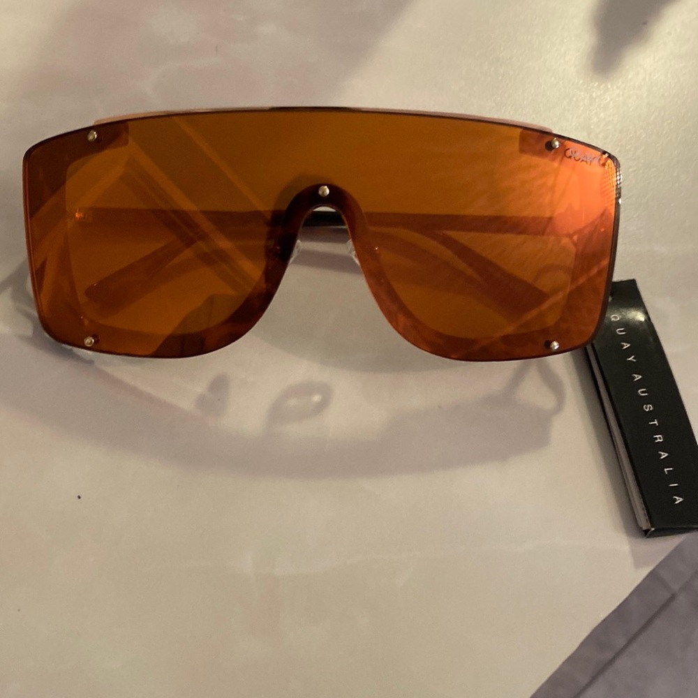 Quay Hold for applause sunglasses